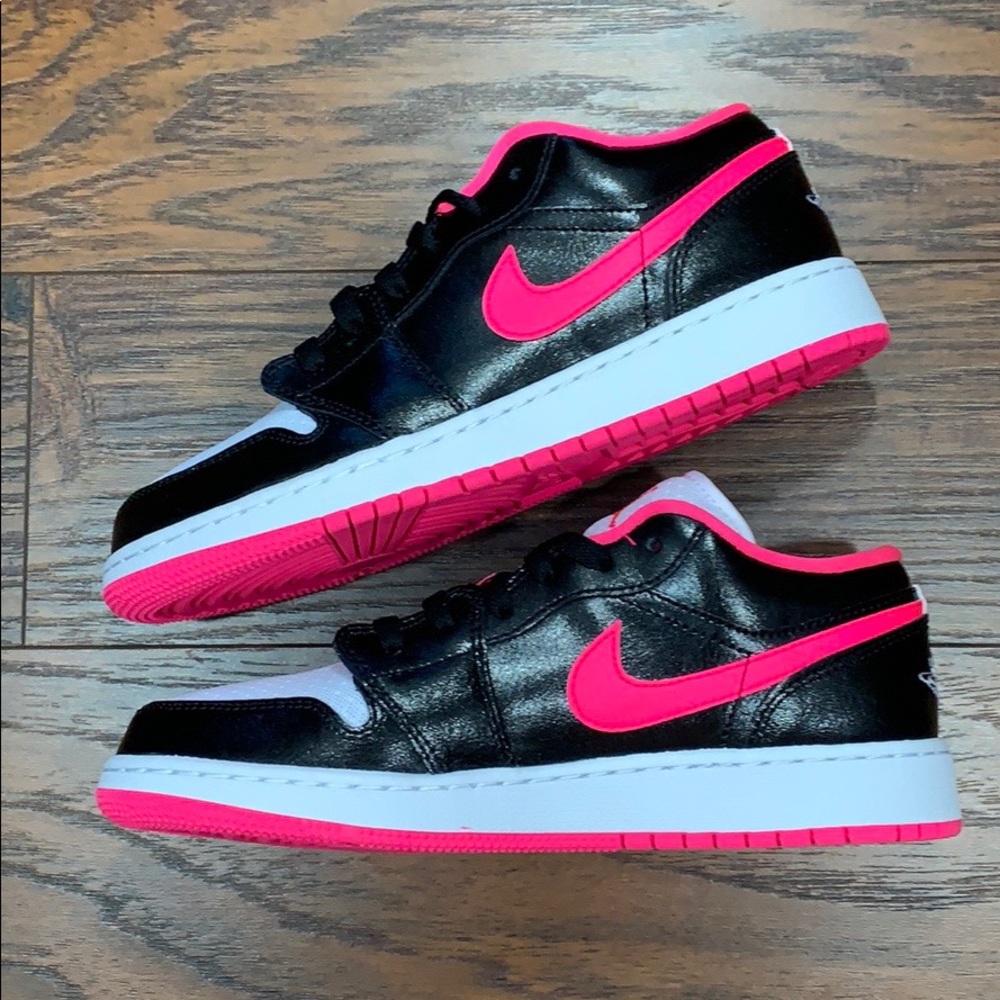 NIKE AIR JORDAN 1 LOW (GS) Black/Hyper Pink-White - Picture 8 of 16
